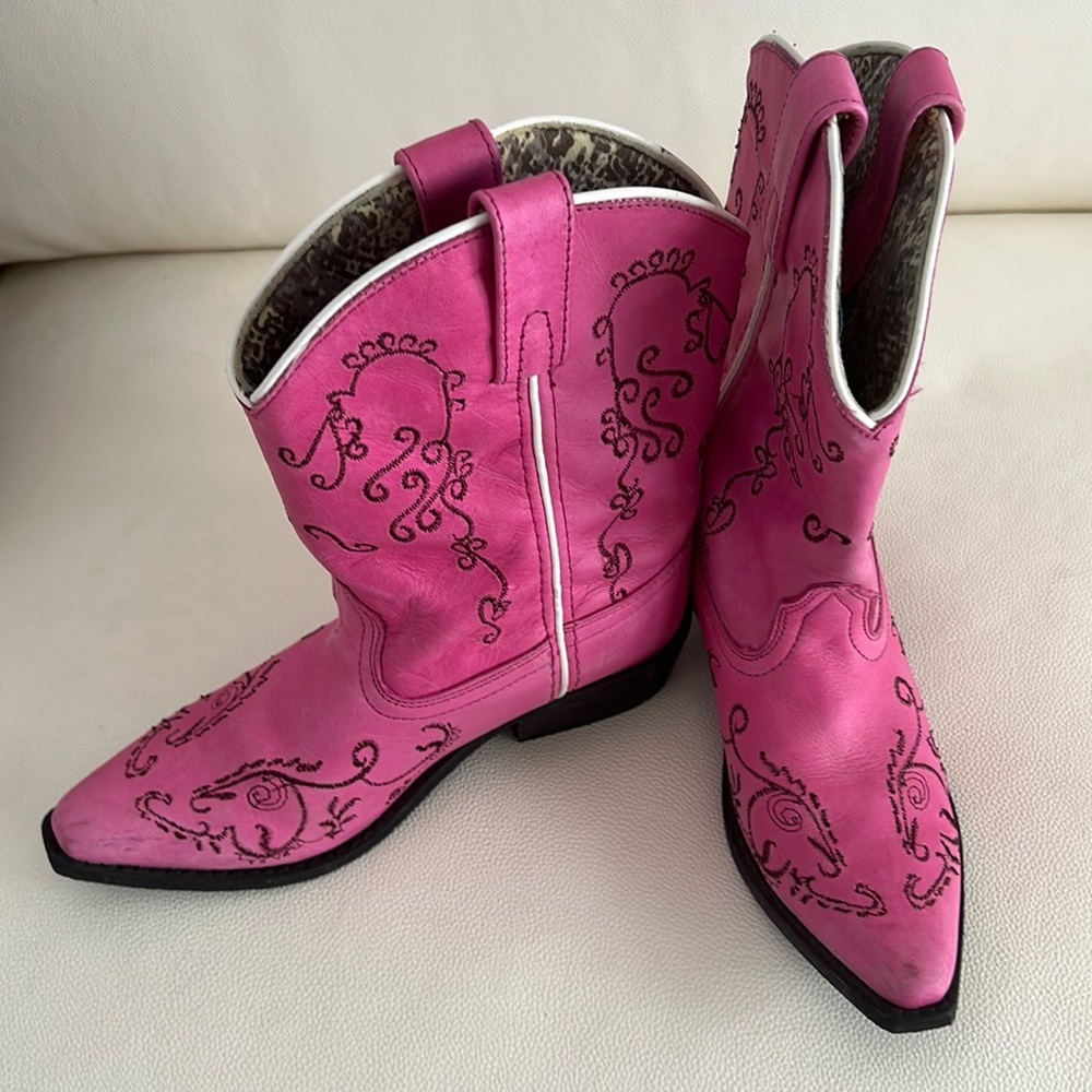 Girl pink boots . Size 3. Used only once. Smoky mountain brand